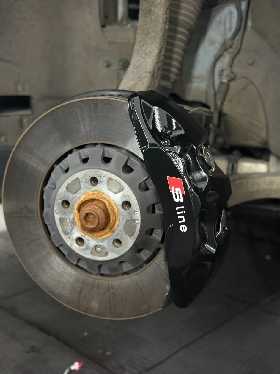 Schwarz lackierter Bremssattel mit S-line-Schriftzug an der Bremsscheibe, Rad demontiert